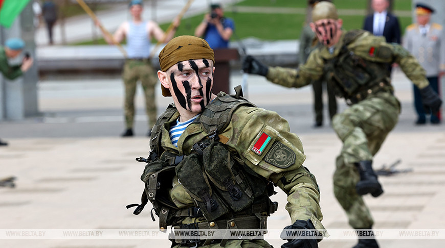 "Получить максимум пользы". Около 150 призывников в Минске торжественно проводили на срочную службу