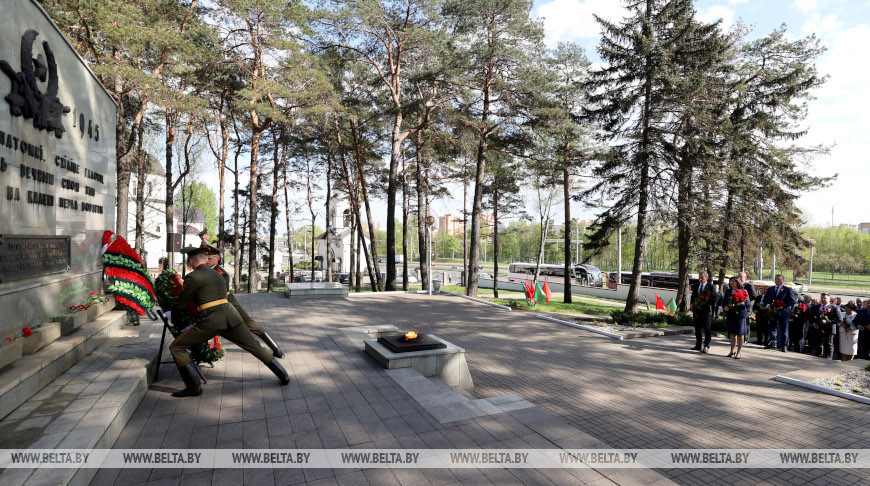 Члены Совета Республики возложили цветы в мемориальном комплексе "Масюковщина"