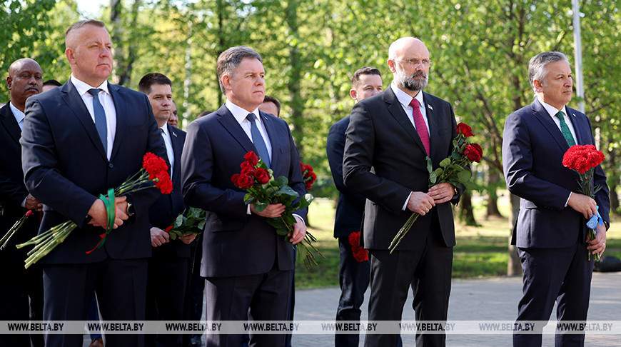 В Минске возложили цветы к памятным знакам "Ахвярам Чарнобыля" и "Камень мира Хиросимы"