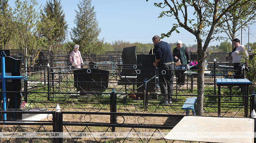 Могилевчане накануне Радуницы семьями благоустраивают места захоронений