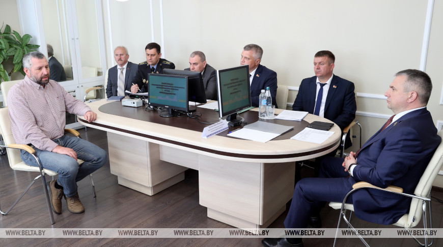 Сети коммуникаций в жилом секторе, благоустройство. Крупко провел прием граждан в Брагине Сети коммуникаций в жилом секторе, благоустройство. Крупко провел прием граждан в Брагине