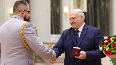 Лукашенко вручил государственные награды заслуженным представителям различных сфер