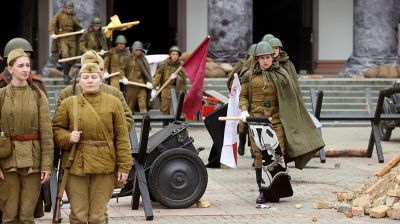 Перестрелка, взрывы и водружение Знамени Победы. В Гродно прошла реконструкция штурма Рейхстага