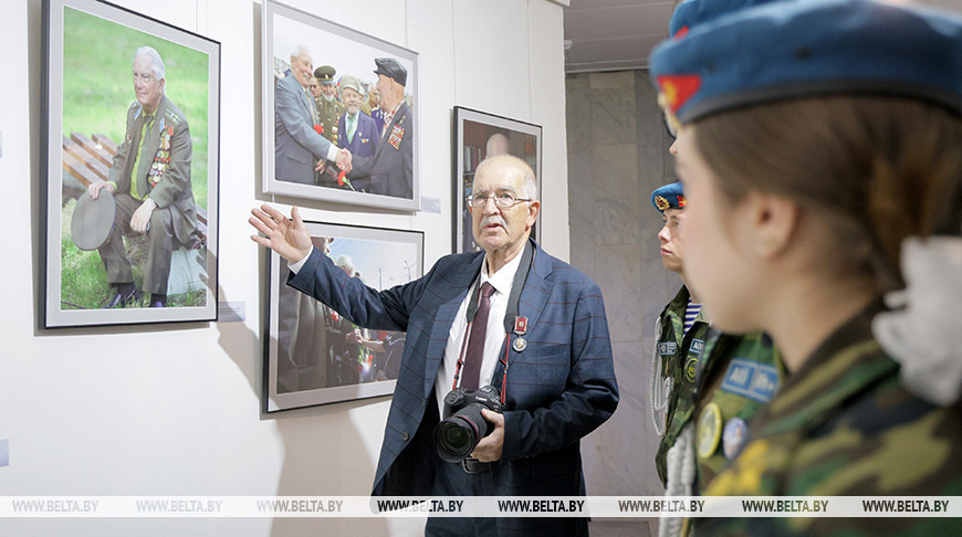 Энергетика передается через снимки. Выставка "Солдаты Победы" фотокора БЕЛТА открылась в Витебске