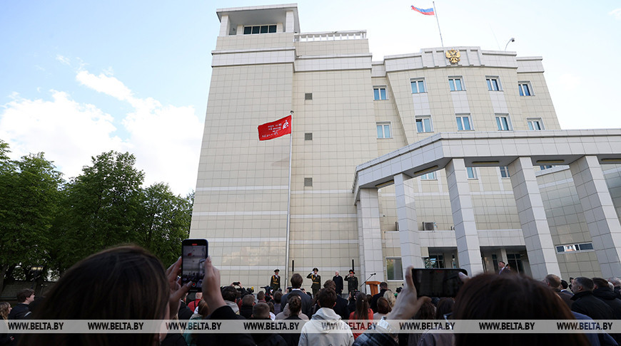 Знамя Победы подняли у здания посольства России в Минске