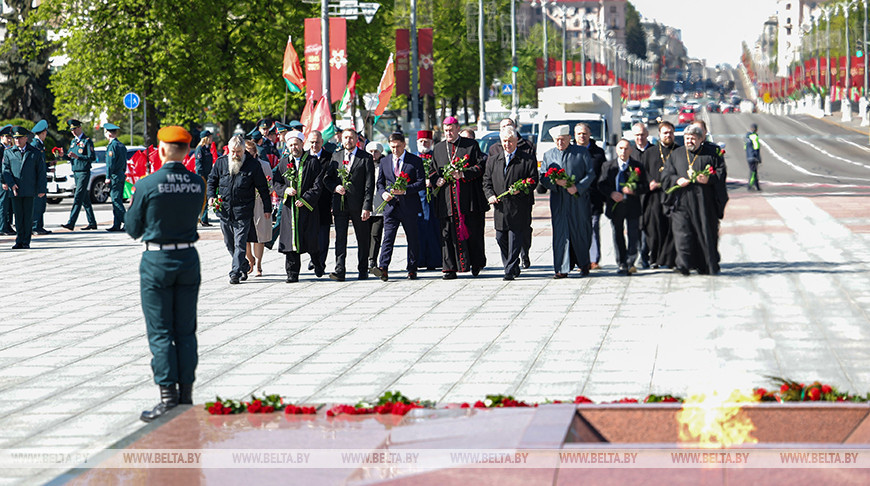 Румак на возложении цветов к монументу Победы: бойцы более 70 национальностей освобождали Беларусь от врага