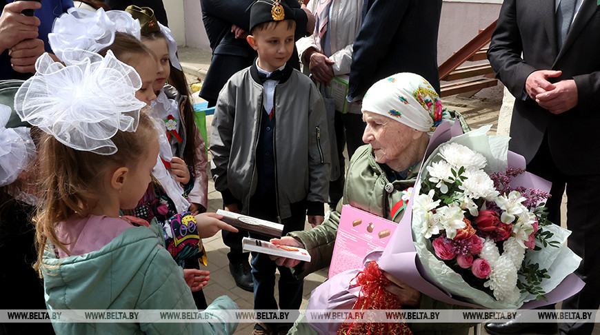 "Живите всегда под мирным небом". Ветеран из Могилева дала наказ молодежи беречь свою землю