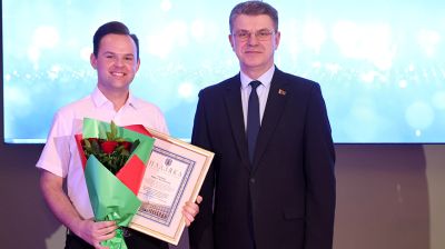 "Качественный и честный продукт - вот суть вашей профессии". Кухарев вручил награды представителям СМИ