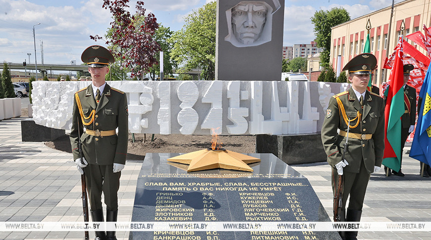 "Память о вас никогда не умрет". Обновленный памятник погибшим в ВОВ гомсельмашевцам открыли в Гомеле