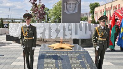 "Память о вас никогда не умрет". Обновленный памятник погибшим в ВОВ гомсельмашевцам открыли в Гомеле