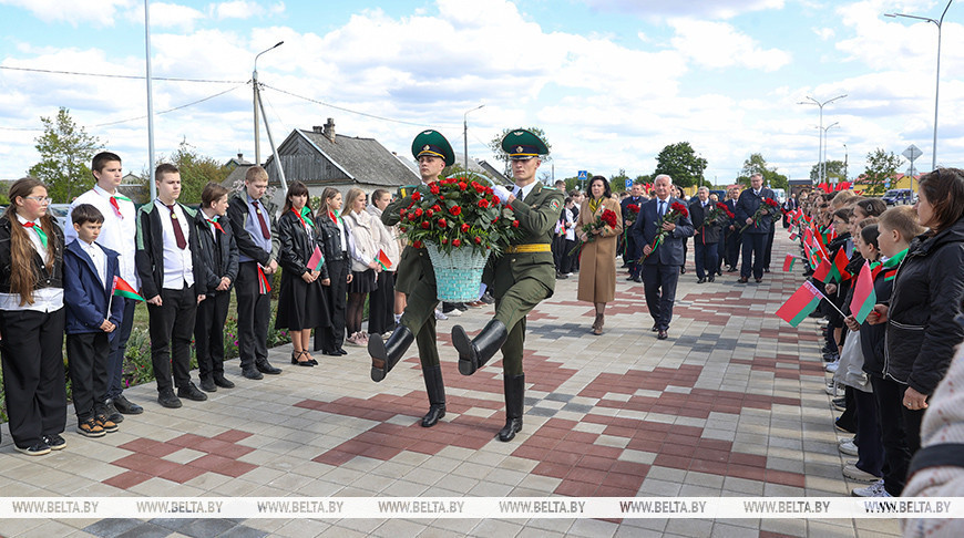 Участники выездного заседания Совета Республики возложили цветы к братской могиле "Скульптура солдата"