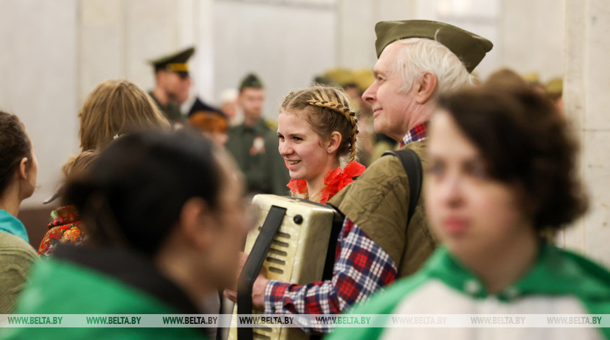 "И все о той весне". Патриотическая молодежная акция прошла в Минском метрополитене