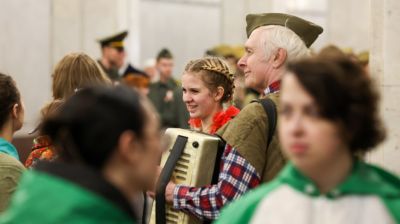 "И все о той весне". Патриотическая молодежная акция прошла в Минском метрополитене