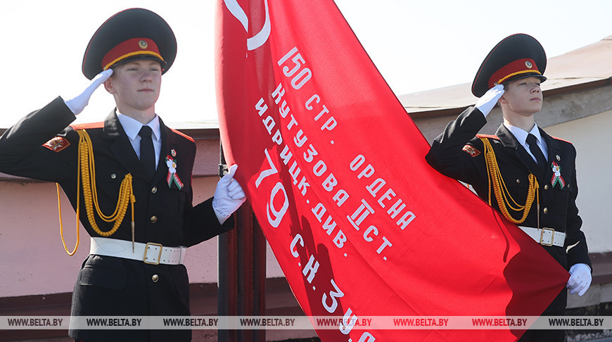 Под мелодию культовой песни. Знамя Победы подняли над драматическим театром в Гродно Под мелодию культовой песни. Знамя Победы подняли над драматическим театром в Гродно