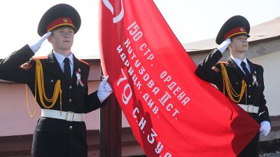 Под мелодию культовой песни. Знамя Победы подняли над драматическим театром в Гродно