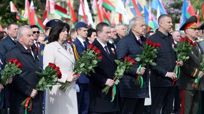 "Беларусь помнит": торжественная церемония возложения цветов проходит на площади Победы