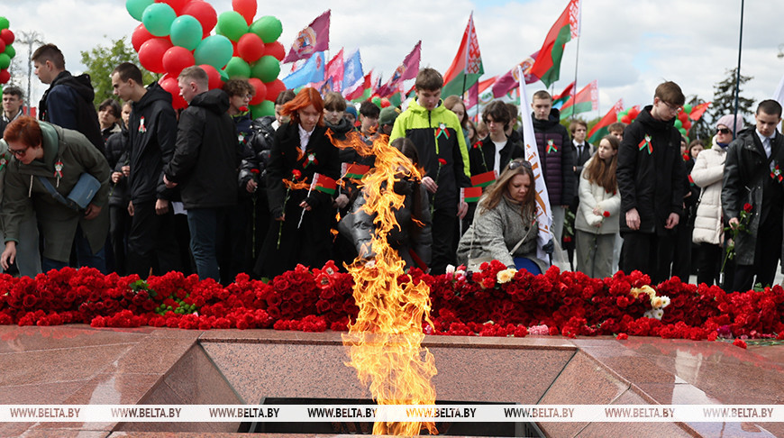 Память живет в сердцах! Народное возложение проходит на Площади Победы Память живет в сердцах! Народное возложение проходит на Площади Победы