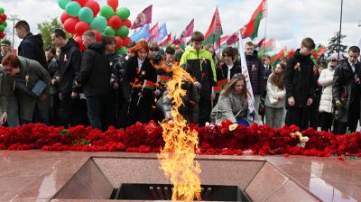 Память живет в сердцах! Народное возложение проходит на Площади Победы