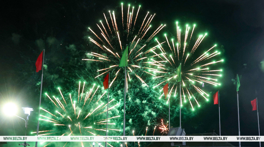 Акция "Споем День Победы вместе!" и фейерверк завершили празднование 9 Мая