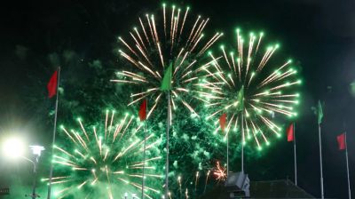 Акция "Споем День Победы вместе!" и фейерверк завершили празднование 9 Мая