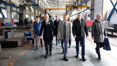 Глава Смоленской области посетил машиностроительный завод в Витебске  