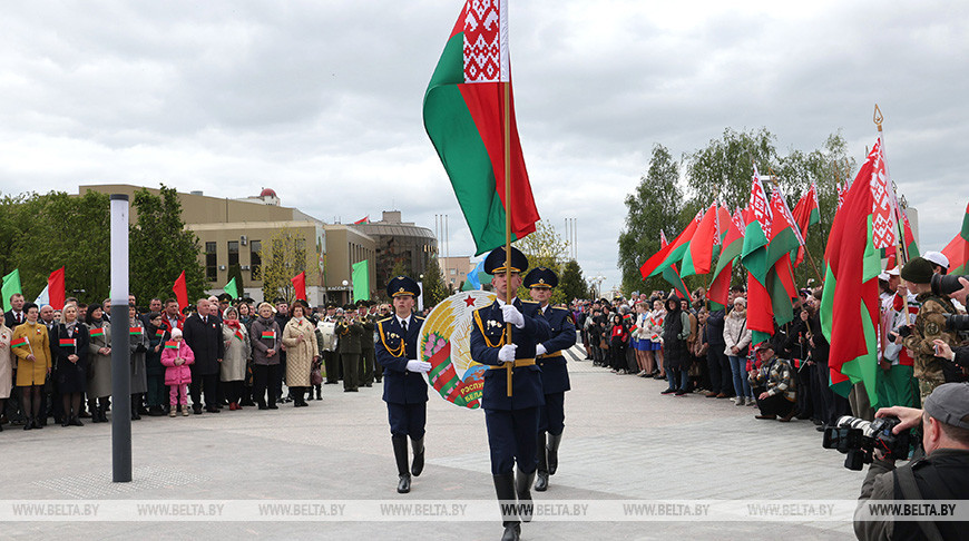 В Витебске в торжественной обстановке открыли новую площадь Государственного флага и герба