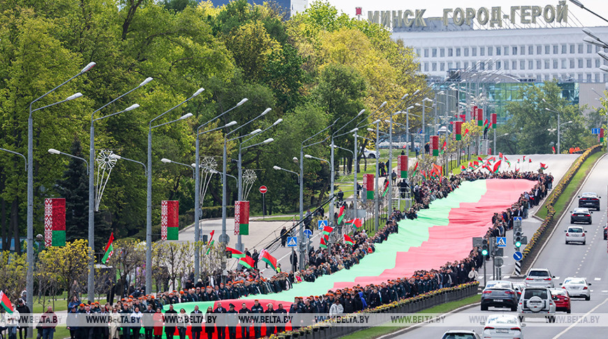 500 м длиной и 9 м шириной. В Минске пронесли самый большой флаг Беларуси 500 м длиной и 9 м шириной. В Минске пронесли самый большой флаг Беларуси