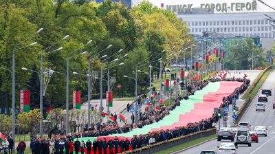 500 м длиной и 9 м шириной. В Минске пронесли самый большой флаг Беларуси  