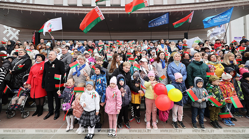 В Минске прошел флешмоб "Споем гимн вместе"