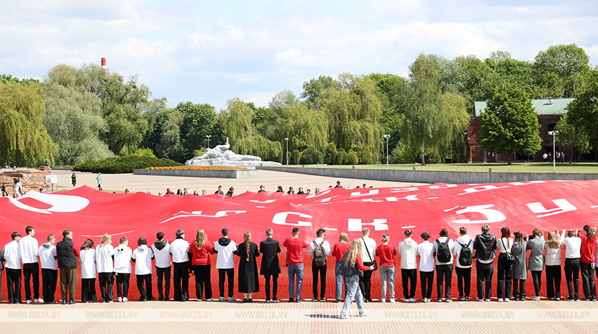 Гигантское знамя Победы развернули в Брестской крепости участники экспедиции "Непокоренные"