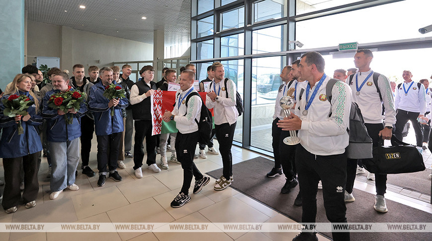 Сборная Беларуси по пляжному футболу вернулась домой с серебром чемпионата мира