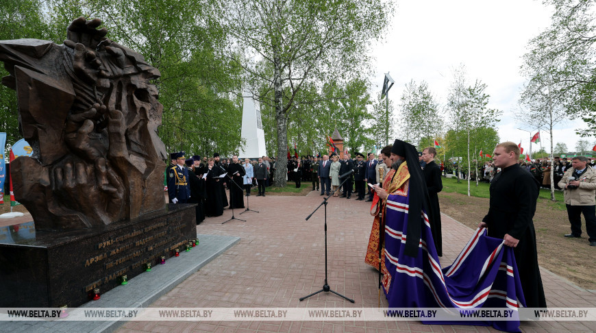 Памятный знак жертвам геноцида белорусского народа "Древо жизни" открыли в Витебске