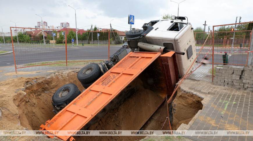 В Гродно под землю провалился МАЗ