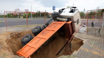 В Гродно под землю провалился МАЗ