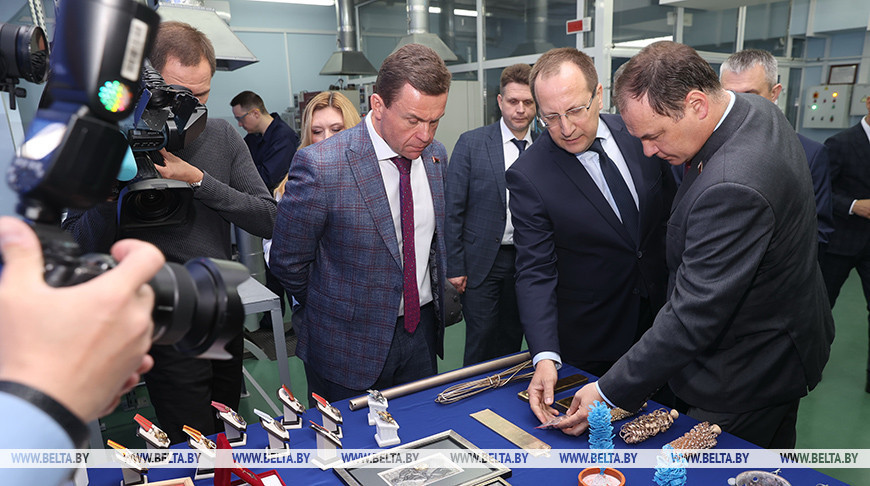 Развитие завода "Кристалл" обсудили в Гомеле