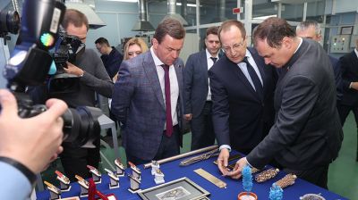 Развитие завода "Кристалл" обсудили в Гомеле