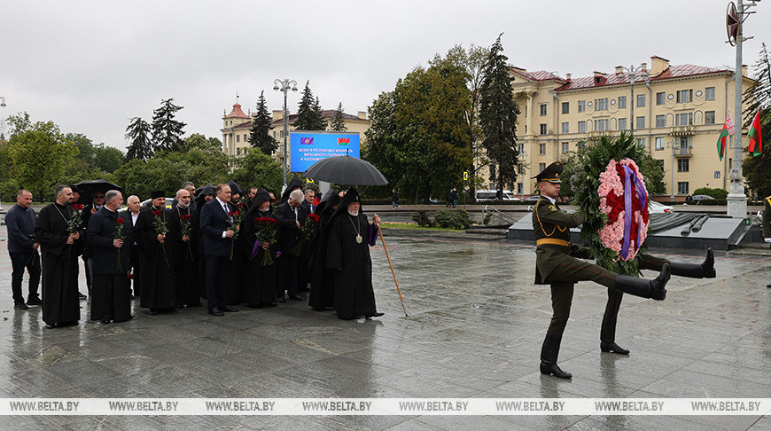 Католикос всех армян Гарегин Второй возложил венок к монументу Победы в Минске   