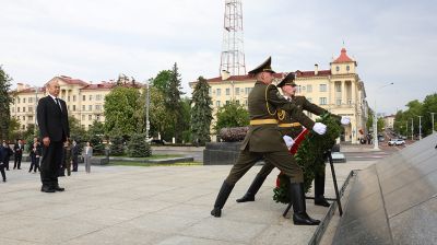 Вице-премьер Госсовета КНР возложил венок к монументу Победы в Минске
