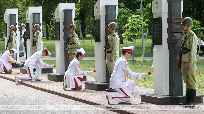 С благодарностью за мирное небо. Выпускники возложили цветы на Аллее Героев в Гомеле