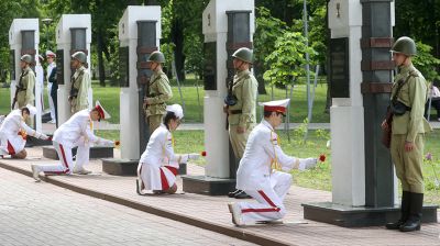 С благодарностью за мирное небо. Выпускники возложили цветы на Аллее Героев в Гомеле