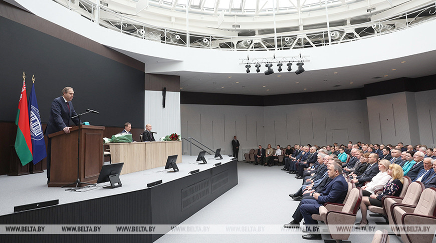 Нового председателя Президиума НАН представили коллективу Академии наук