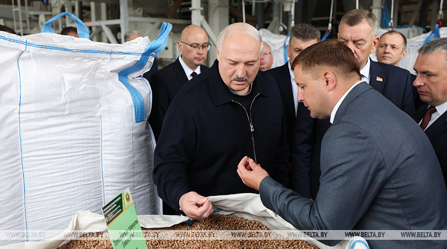 Лукашенко совершил рабочую поездку в Петриковский район