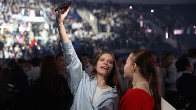 Финальный аккорд детства. "Последний звонок" для выпускников столицы проходит в "Минск-Арене"