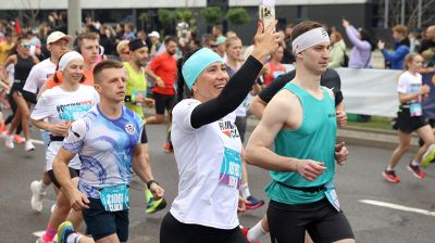 Около 1800 участников из шести стран вышли на старт полумарафона One Run в Минске