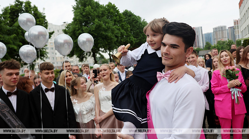 Последние звонки прозвенели для выпускников школ Беларуси