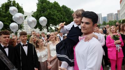 Последние звонки прозвенели для выпускников школ Беларуси