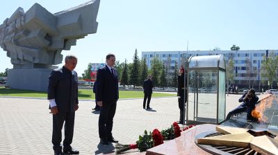 Турчин и Минниханов возложили цветы к мемориальному комплексу "Родина-мать" в Татарстане