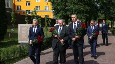 Крутой возложил в Смоленске цветы к Вечному огню в Сквере памяти героев