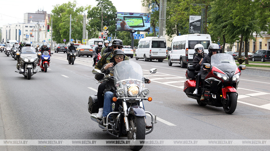 Флаги, драйв и хорошее настроение. Брестские пограничники на мотоциклах проехали по улицам города