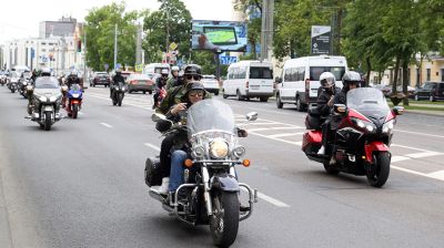 Флаги, драйв и хорошее настроение. Брестские пограничники на мотоциклах проехали по улицам города